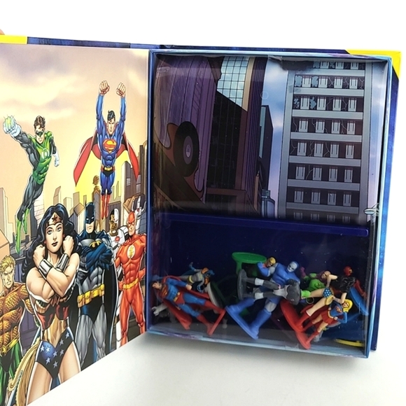 Justice League My Busy Books  Includes: Story Book, 12 Figurines & Playmat - Picture 14 of 15